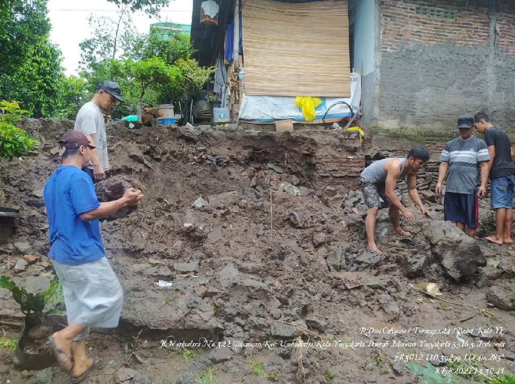 Hujan Deras di Yogya, Talut Sepanjang 20 Meter Ambrol Hujan Deras di Yogya, Talut Sepanjang 20 Meter Ambrol