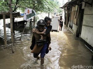 Terendam Banjir, Warga di Bantaran Sungai Ciliwung Mengungsi