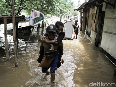 Terendam Banjir, Warga di Bantaran Sungai Ciliwung Mengungsi