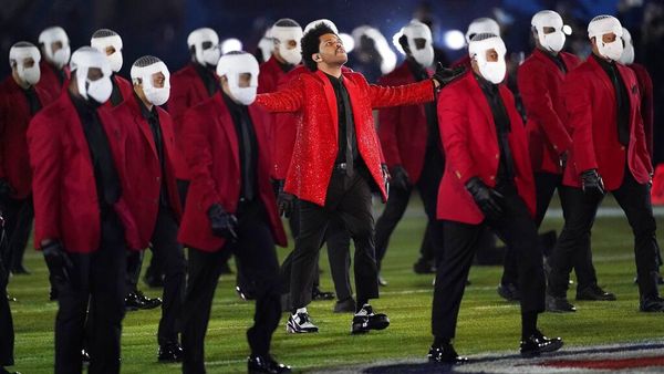 Foto: 8 Gaya Glamor The Weeknd di Super Bowl, Pakai Jas Kristal Givenchy