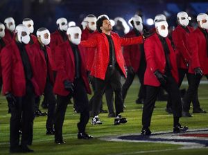 Foto: 8 Gaya Glamor The Weeknd di Super Bowl, Pakai Jas Kristal Givenchy