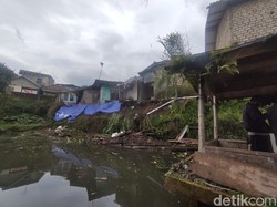 Tebing Longsor, 3 Rumah di Cipanas Cianjur Rusak Berat-Satu Orang Luka