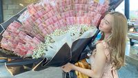 9 Foto Wanita yang Viral karena Dihadiahi Pacar Mobil & Buket Uang 10 Juta