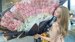 9 Foto Wanita yang Viral karena Dihadiahi Pacar Mobil & Buket Uang 10 Juta