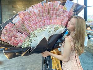 9 Foto Wanita yang Viral karena Dihadiahi Pacar Mobil & Buket Uang 10 Juta 9 Foto Wanita yang Viral karena Dihadiahi Pacar Mobil & Buket Uang 10 Juta