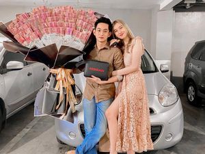 Viral Bikin Iri, Wanita Ini Dihadiahi Pacar Mobil dan Buket Uang Rp 10 Juta