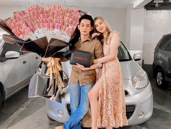 Viral Bikin Iri, Wanita Ini Dihadiahi Pacar Mobil dan Buket Uang Rp 10 Juta
