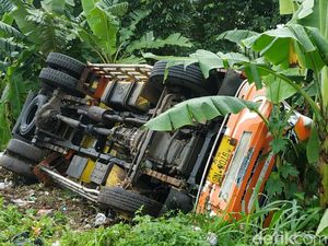 Hindari Pemotor yang Terjatuh, Sebuah Truk Terguling di Cianjur
