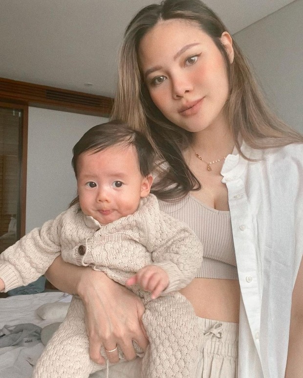 Vinna Gracia/instagram.com/vinnagracia Vinna Gracia sedang menggendong baby El/instagram.com/vinnagracia