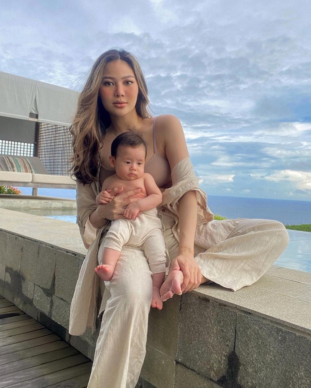 Vinna Gracia/instagram.com/vinnagracia Vinna Gracia bersantai bersama baby El/instagram.com/vinnagracia
