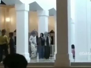 Viral 4 Wanita Muda Joget TikTok di Masjid Terapung Painan Sumbar