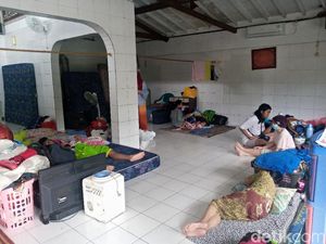 Terendam Banjir, Sejumlah Warga Rawajati Jaksel Mengungsi di Musala Terendam Banjir, Sejumlah Warga Rawajati Jaksel Mengungsi di Musala