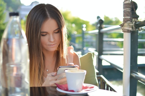 Woman/unsplash.com/Tamara Bellis Batasi penggunaan media sosial agar tidak mudah cemburu pada postingan teman.