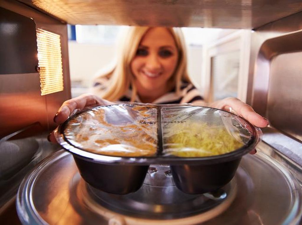5 Bahaya Makanan yang Dipanaskan dengan Microwave Secara Ilmiah