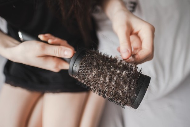 Sikat rambut yang kamu gunakan itu mengandung bakteri dan debut yang menumpuk setelah setiap hari digunakan. Hal itu membuat bakteri dan debu yang menempel pada sikat rambut kamu mustahil untuk dihilangkan.