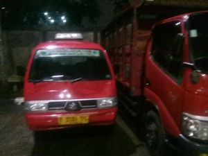 Hilang Kendali, Angkot Seruduk Bengkel dan 2 Motor di Cakung Jaktim