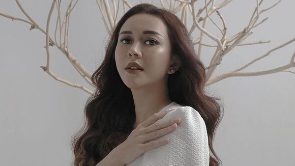 10 Potret Aura Kasih yang Kini Jadi Single Parent