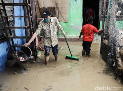 Penampakan Banjir Bercampur Lumpur di Rawajati