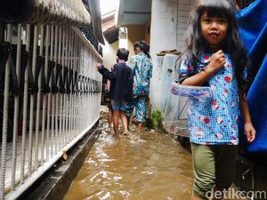 Banjir yang Genangi Permukiman Warga Cimahi Mulai Surut