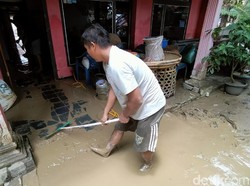 Banjir di Majalengka Surut, Warga Bersihkan Rumah dan Lumpur