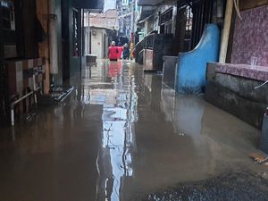 19 RT di Kebon Pala Kampung Melayu Masih Terendam Banjir