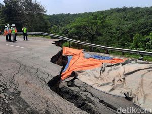 Petugas Berlakukan Contraflow di Sekitar KM 122 Tol Cipali yang Amblas Petugas Berlakukan Contraflow di Sekitar KM 122 Tol Cipali yang Amblas