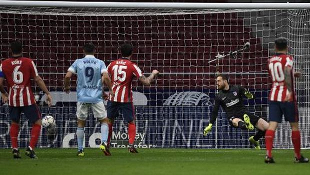 Atletico Madrid's Slovenian goalkeeper Jan Oblak (2ndR) concedes a goal during the Spanish league football match between Club Atletico de Madrid and RC Celta de Vigo at the Wanda Metropolitano stadium in Madrid on February 8, 2021. (Photo by PIERRE-PHILIPPE MARCOU / AFP)
