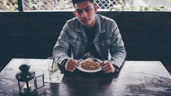 Gaya Mewah Gaga Muhammad saat Ngopi dan Makan Pasta