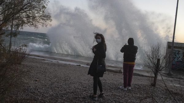 Gelombang Besar Hantam Pantai Yunani