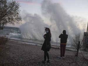 Gelombang Besar Hantam Pantai Yunani
