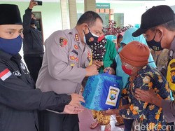 Pantau Erupsi Gunung Raung, Polisi Banyuwangi Bagikan Masker dan Sembako