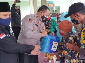 Pantau Erupsi Gunung Raung, Polisi Banyuwangi Bagikan Masker dan Sembako Pantau Erupsi Gunung Raung, Polisi Banyuwangi Bagikan Masker dan Sembako