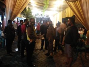 Hajatan Warga Sidoarjo yang Dimeriahkan Hiburan Electone Dibubarkan Petugas Hajatan Warga Sidoarjo yang Dimeriahkan Hiburan Electone Dibubarkan Petugas