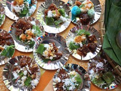 Ibu-ibu Kolombus Bikin Resah, Beraksi Bungkus Banyak Makanan Hajatan