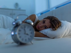 Kenapa Malam Hari Sering Jadi Jam-jam Overthinking?