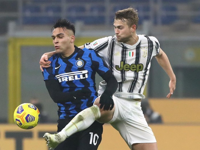 MILAN, ITALY - FEBRUARY 02:  Lautaro Martinez of FC Internazionale competes for the ball with Matthijs de Ligt of Juventus FC during the Coppa Italia semi-final match between FC Internazionale and Juventus at Stadio Giuseppe Meazza on February 2, 2021 in Milan, Italy. Sporting stadiums around Italy remain under strict restrictions due to the Coronavirus Pandemic as Government social distancing laws prohibit fans inside venues resulting in games being played behind closed doors.  (Photo by Marco Luzzani/Getty Images)