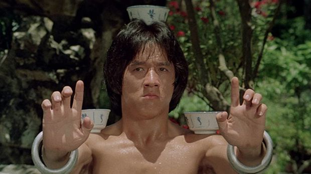 Jackie Chan berperan sebagai Wong Fei-hung di film Drunken Master.