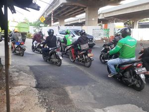 Dulu Berlubang, Kini Jl KH Noer Ali Pondok Bambu Ditutup Rapi dengan Aspal