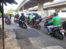 Dulu Berlubang, Kini Jl KH Noer Ali Pondok Bambu Ditutup Rapi dengan Aspal