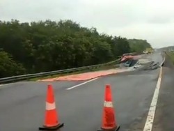 Ruas Tol Cipali KM 122 Ambles, Petugas Berlakukan Contraflow
