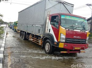 Hati-hati! Jalan Pantura Kudus-Semarang Masih Tergenang Banjir
