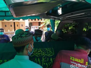Jenazah Ustadz Maaher Dibawa ke Daarul Quran, Yusuf Mansur Ikut Antar Jenazah Ustadz Maaher Dibawa ke Daarul Quran, Yusuf Mansur Ikut Antar