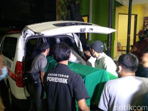 Jenazah Ustadz Maaher Dibawa ke Kediamannya di Bekasi dari RS Polri Jenazah Ustadz Maaher Dibawa ke Kediamannya di Bekasi dari RS Polri