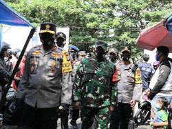 Pantau Prokes di Pasar Terbesar Ternate, Kapolda Malut Bagikan Masker