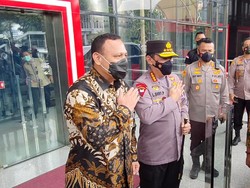 Kapolri Jenderal Listyo Sigit Kunjungi KPK, Disambut Firli Bahuri