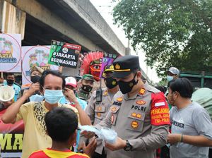 Bagi-bagi Masker, Kapolsek Sawah Besar Blusukan ke Pasar-Permukiman Warga