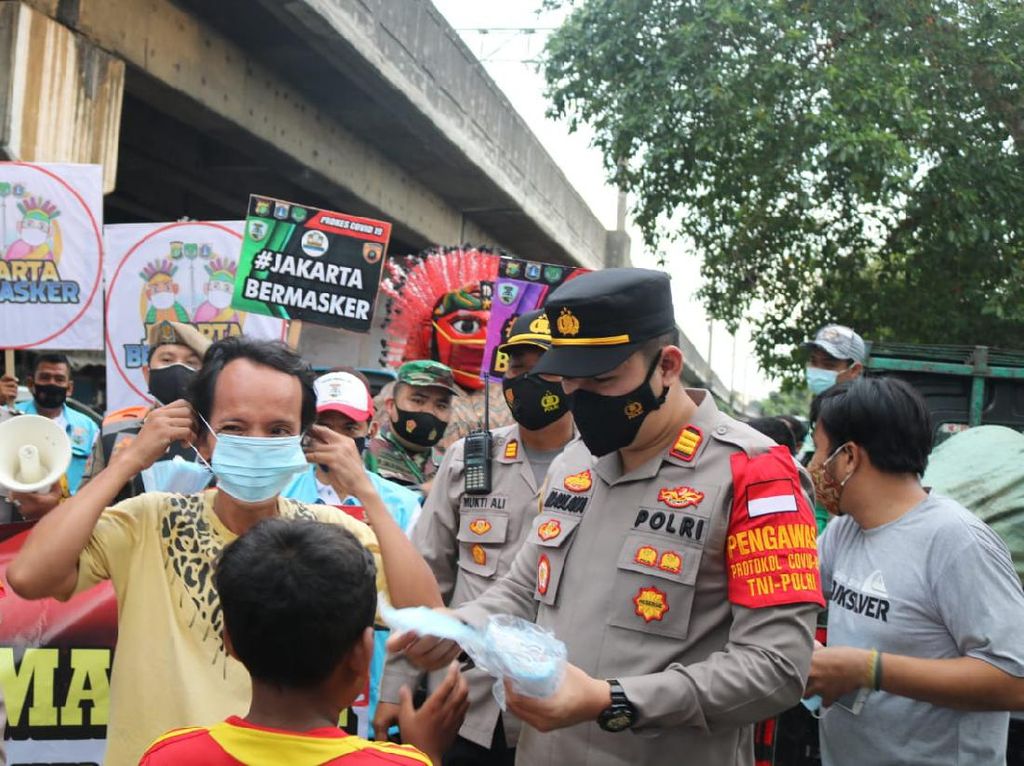 Bagi-bagi Masker, Kapolsek Sawah Besar Blusukan ke Pasar-Permukiman Warga Bagi-bagi Masker, Kapolsek Sawah Besar Blusukan ke Pasar-Permukiman Warga