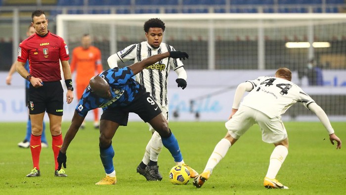MILAN, ITALY - JANUARY 17: Romelu Lukaku of Internazionale looks to get past (L - R) Weston McKennie and Dejan Kulusevski of Juventus during the Serie A match between FC Internazionale and Juventus at Stadio Giuseppe Meazza on January 17, 2021 in Milan, Italy. Sporting stadiums around Italy remain under strict restrictions due to the Coronavirus Pandemic as Government social distancing laws prohibit fans inside venues resulting in games being played behind closed doors. (Photo by Marco Luzzani/Getty Images)