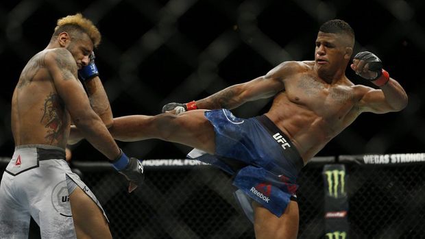 SUNRISE, FLORIDA - APRIL 27: Gilbert Burns of Brazil fights Mike Davis during their lightweight bout at UFC Fight Night at BB&T Center on April 27, 2019 in Sunrise, Florida.   Michael Reaves/Getty Images/AFP