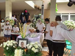 Prita Laura Tegar Berikan Ciuman Terakhir untuk Marthin Saba di Ibadah Tutup Peti